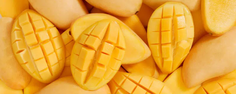 sliced mangoes
